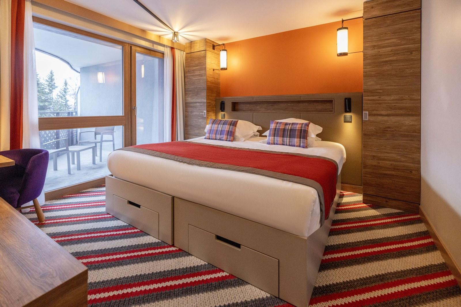 Bedroom with a balcony at Club Med Alpe d’Huez